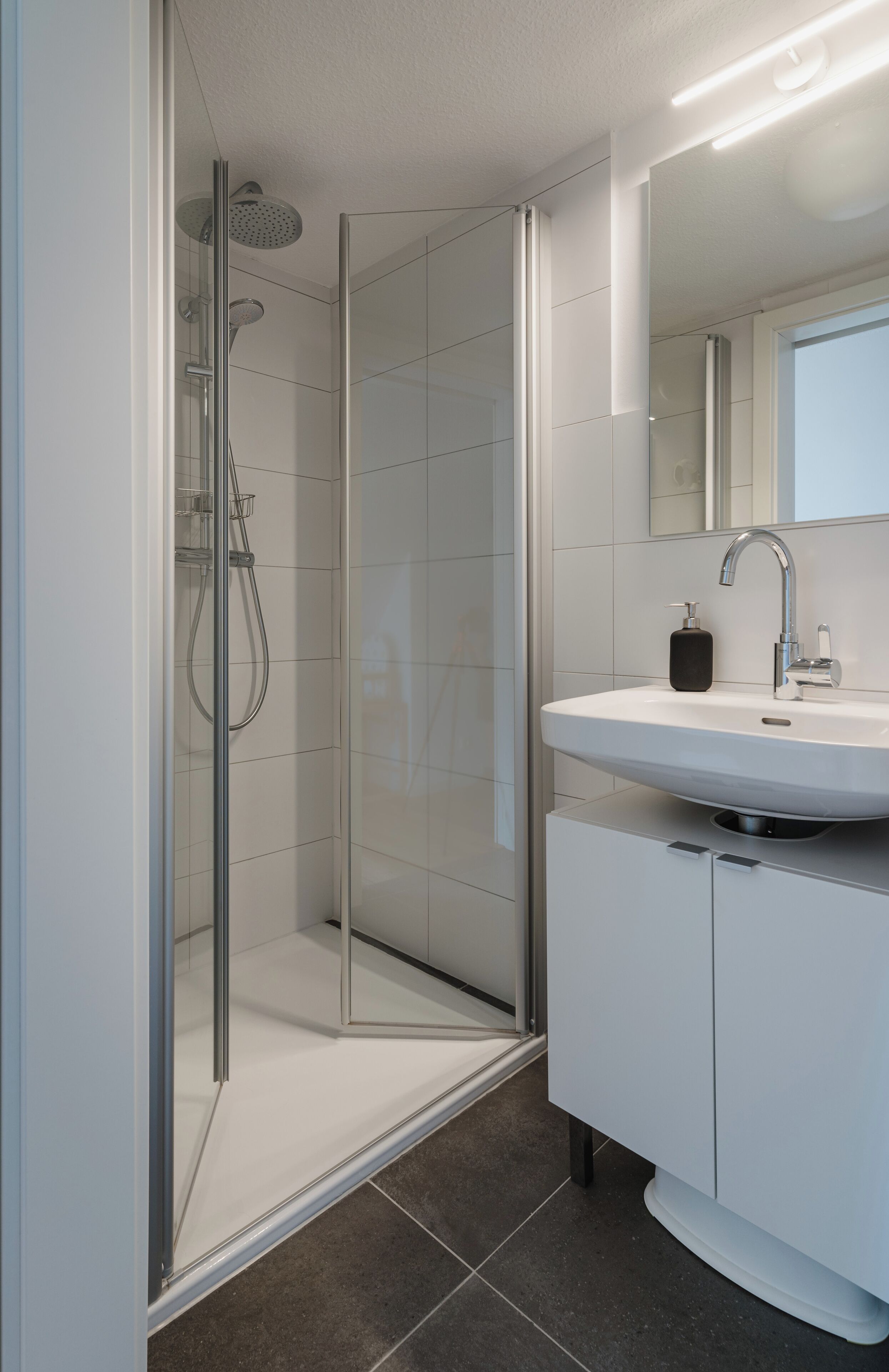 Modernes Bad mit ebenerdiger Dusche