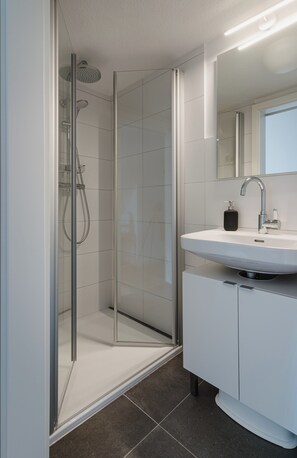 Dusj, hårføner, håndklær og såpe