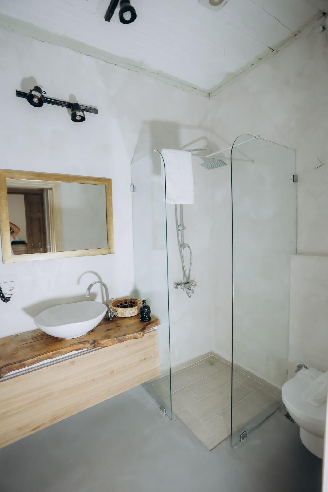 deluxe room | bathroom | shower, hair dryer, slippers, towels