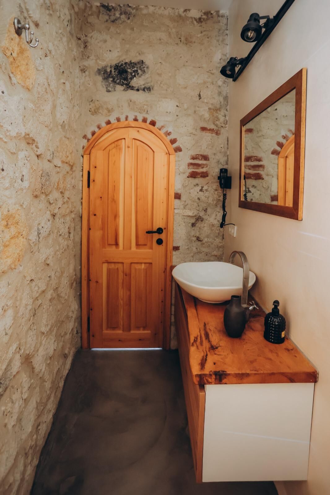 economy room | bathroom | shower, hair dryer, slippers, towels