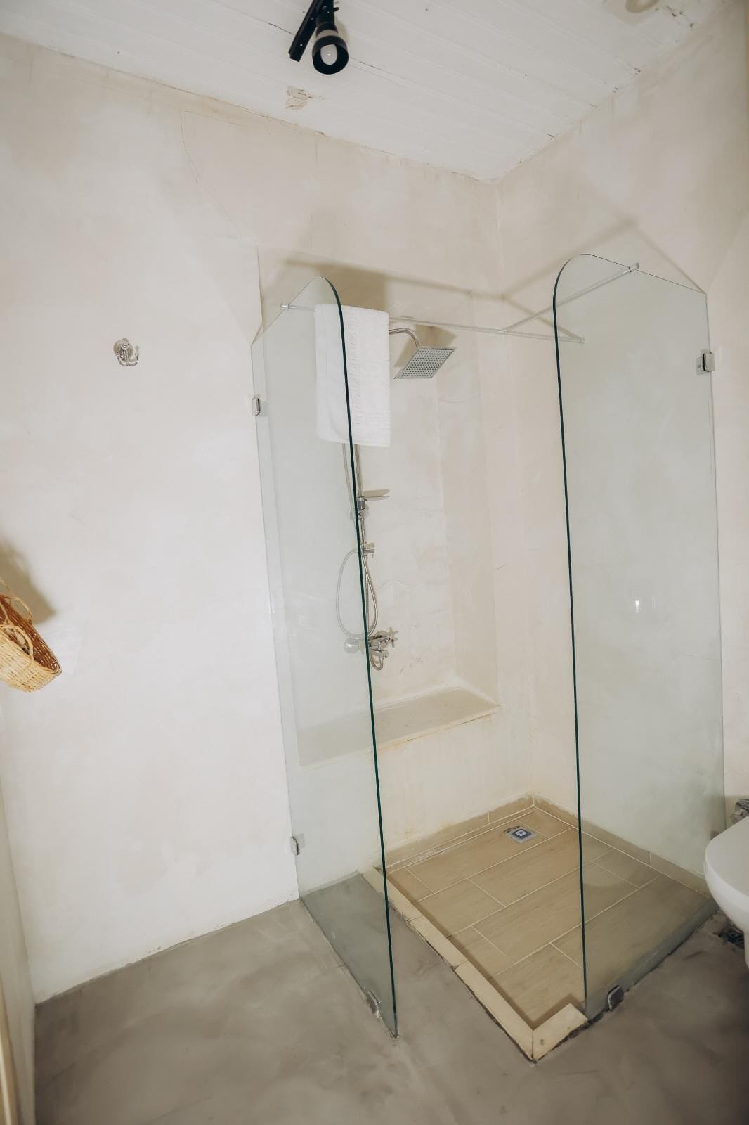 standard double room | bathroom | shower, hair dryer, slippers, towels