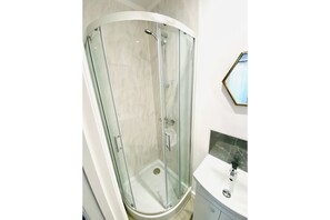 Douche, douche hydromassante, serviettes fournies