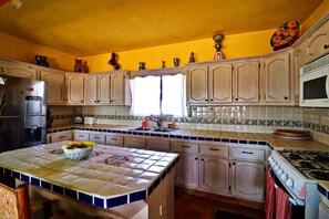 Geladeira, micro-ondas, fogão, cooktop