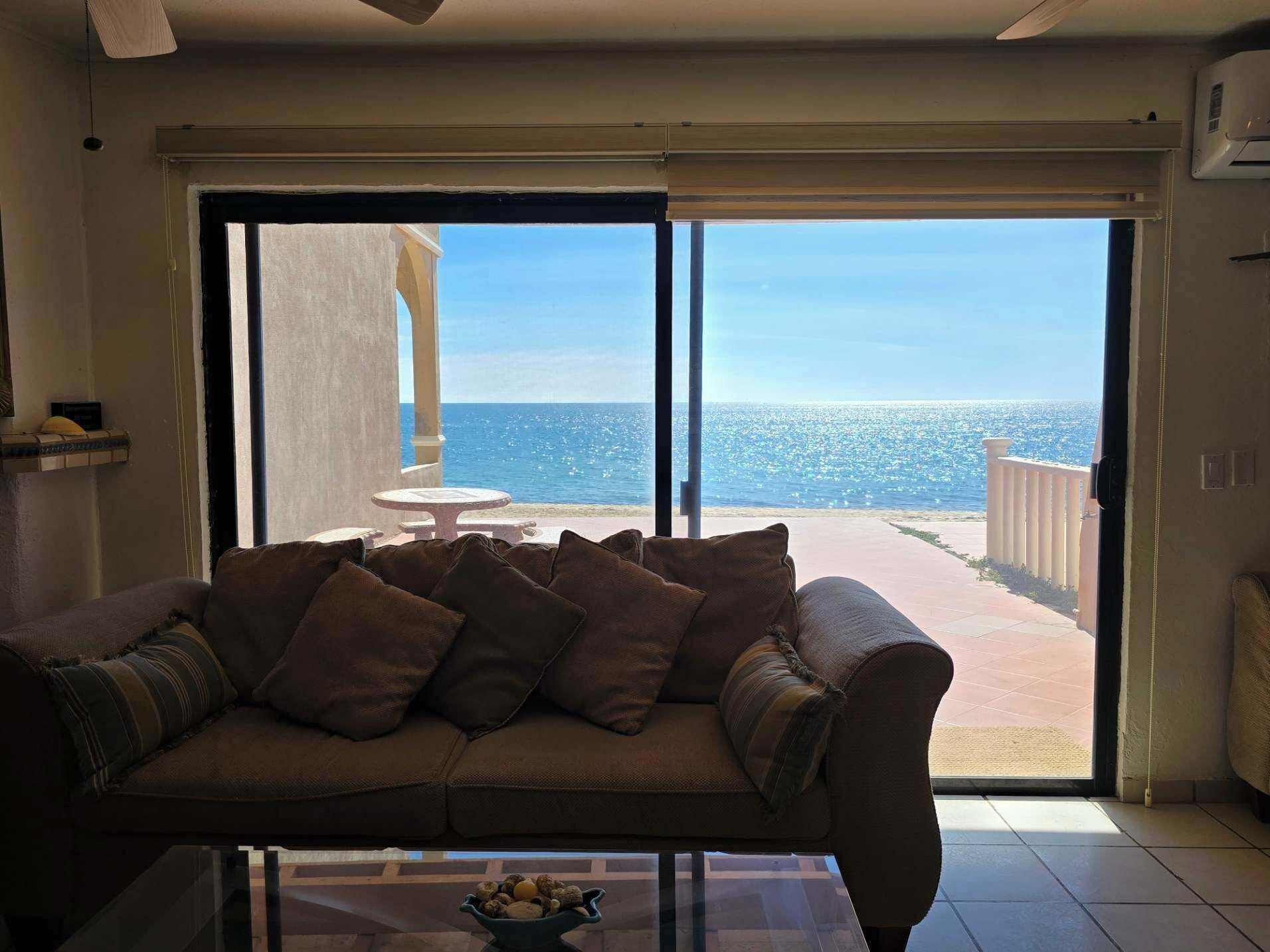 TV, peis, DVD-spiller og kontorer