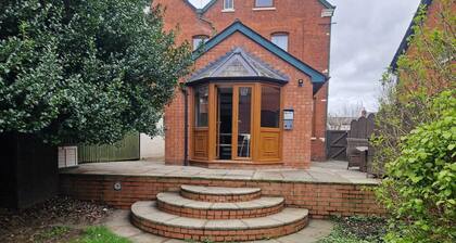 HEREFORD – Falcon House: Spacious 5-Bed with Games Room, Sleeps 14