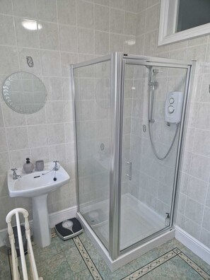 Shower - HEREFORD – Falcon House: Spacious 5-Bed with Games Room, Sleeps 14 (Hereford)