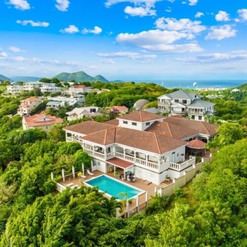 Beautiful supersize villa perfect for larger families and groups. Sleeps 22