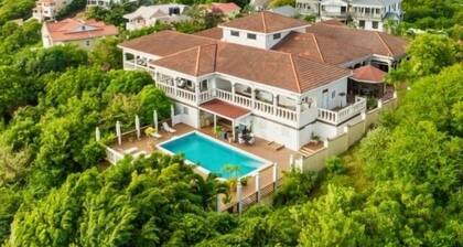 Beautiful supersize villa perfect for larger families and groups. Sleeps 22