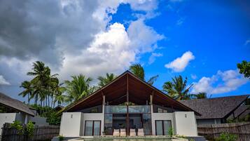 Premium bedding, Select Comfort beds, in-room safe, soundproofing