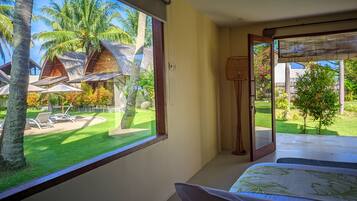 Standard Room, 1 King Bed, Pool View | Premium bedding, Select Comfort beds, in-room safe, soundproofing