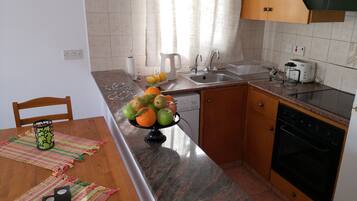 Fridge, microwave, oven, coffee/tea maker