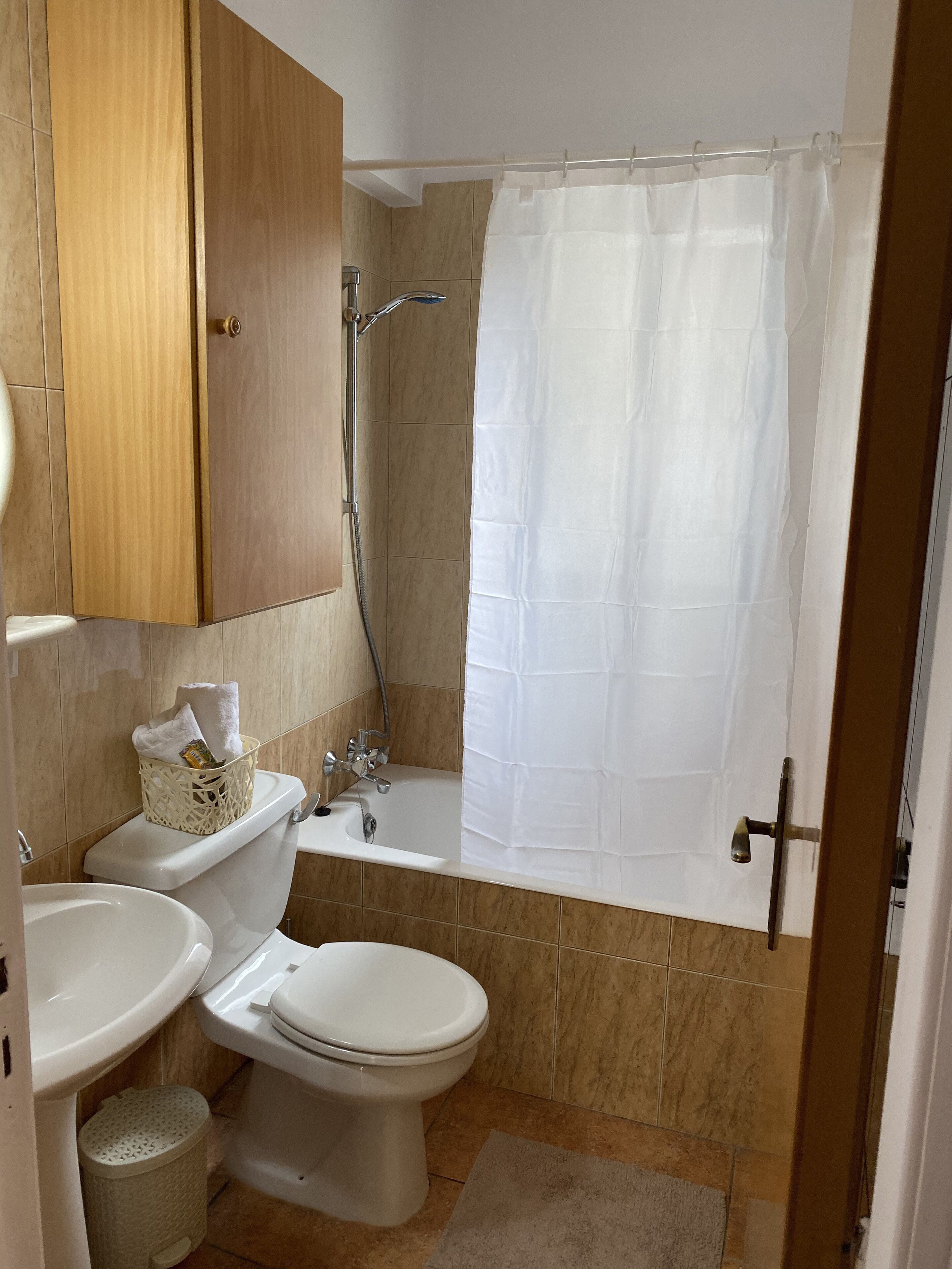 Kombination af bruser/badekar, hårtørrer, håndklæder, Sæbe