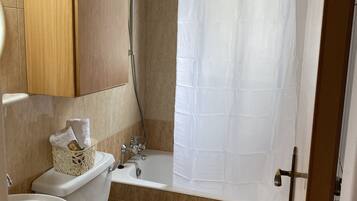 Combinazione doccia/vasca, asciugacapelli, asciugamani, sapone