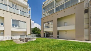 Un moderno edificio condominiale con diversi balconi e ampie finestre.