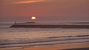 A sunset over the ocean with a pier extending into the water. - Between town centre and beach, house for 6 (Saint-Gilles-Croix-de-Vie)