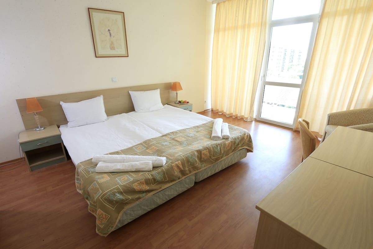 Habitación doble clásica | 1 habitación, escritorio y espacio para trabajar con laptop
