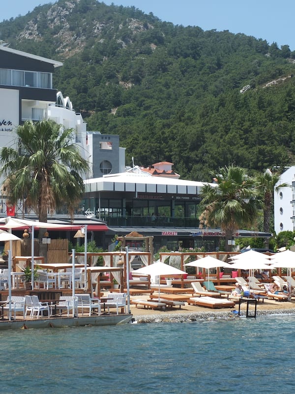 Playa privada, playa de arena blanca, camastros y sombrillas
