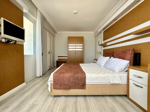 Minibar, escritorio, sistema de insonorización y wifi gratis 