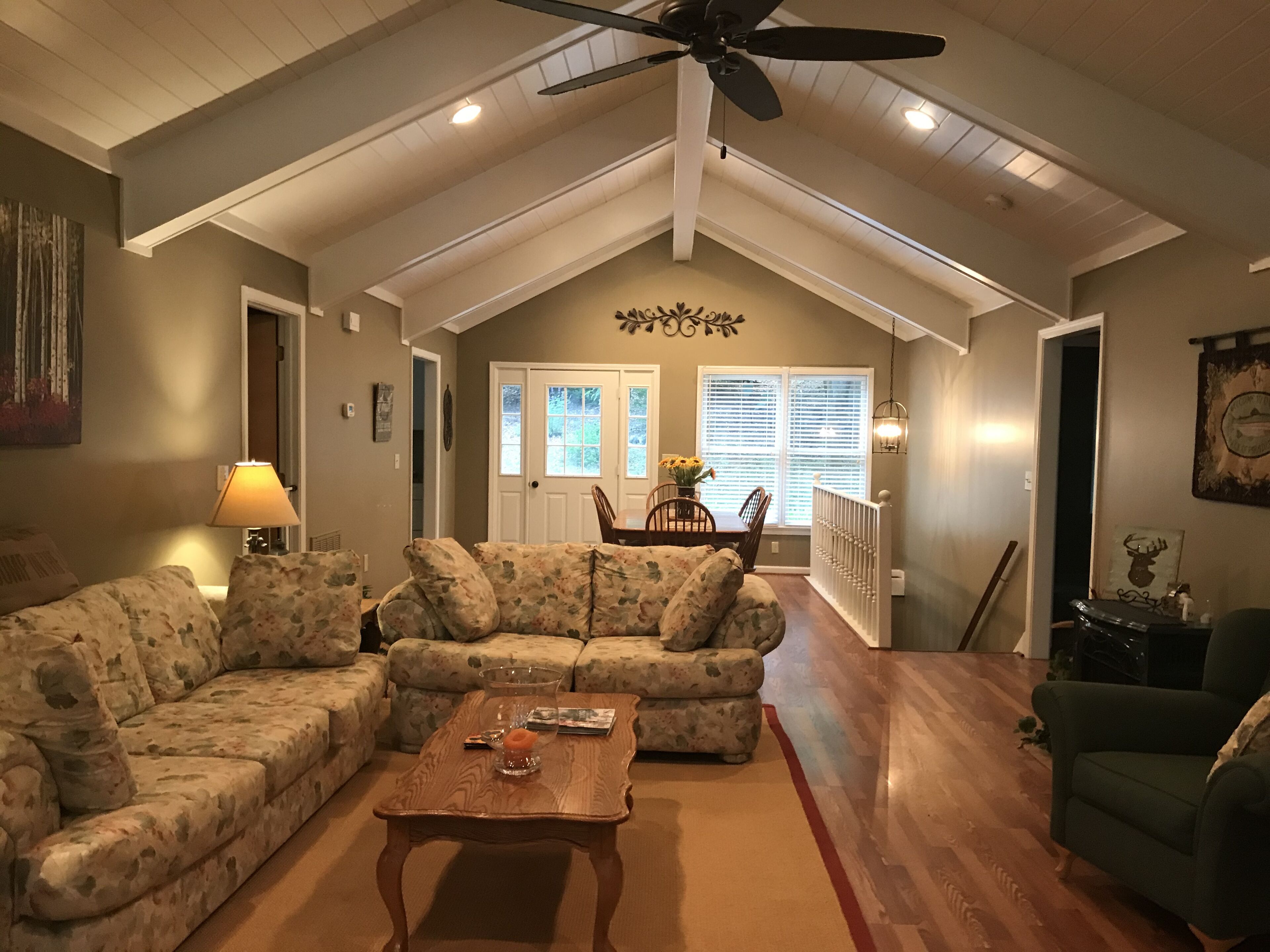 Beautiful Lake Front- Dock, Screened Porch, Clemson, Hiking, Kayaks, 5 Bedroom - Westminster