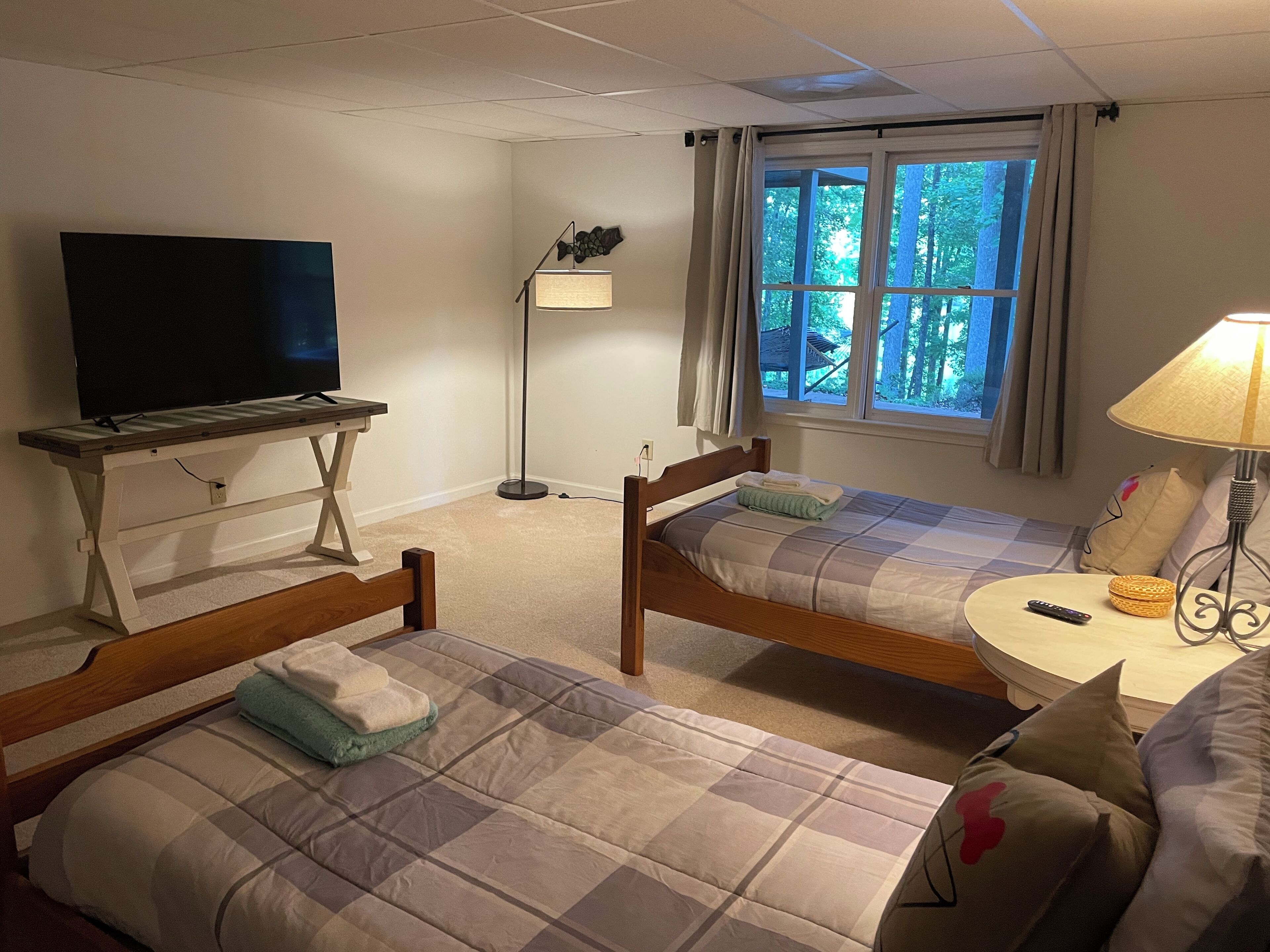 Large flat screen Roku smart TV in lakefront 5th bdrm with twin beds