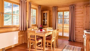 In-room dining - Bauerndörfl Rindereben (Huettschlag)