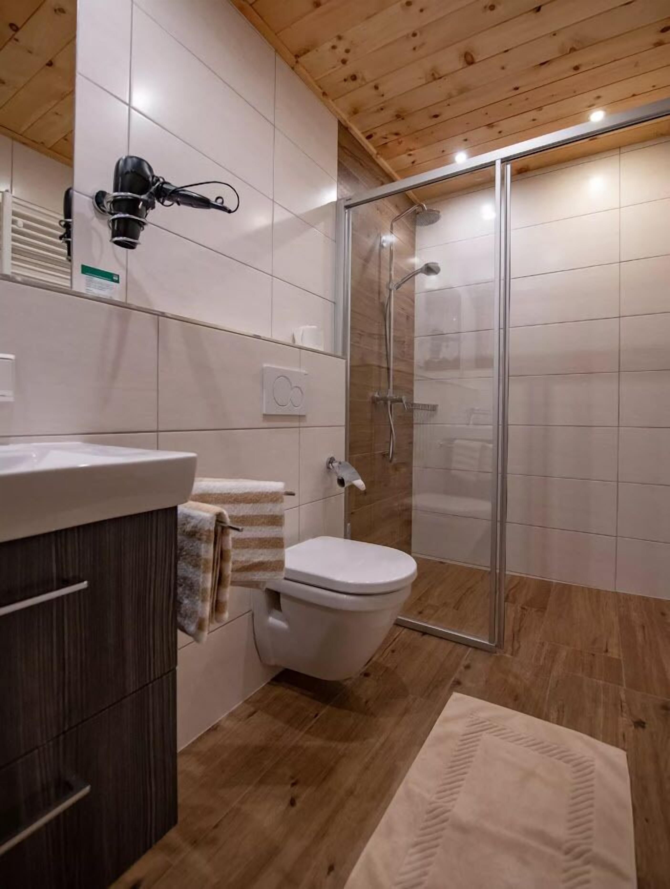 Habitación doble (Hoher Göll) | Baño | Tina con regadera, tina profunda, secadora de cabello, toallas 
