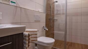 Habitación doble (Hoher Göll) | Baño | Tina con regadera, tina profunda, secadora de cabello, toallas