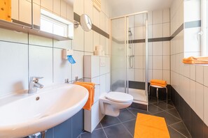 Buồng tắm vòi sen, máy sấy tóc, khăn tắm 