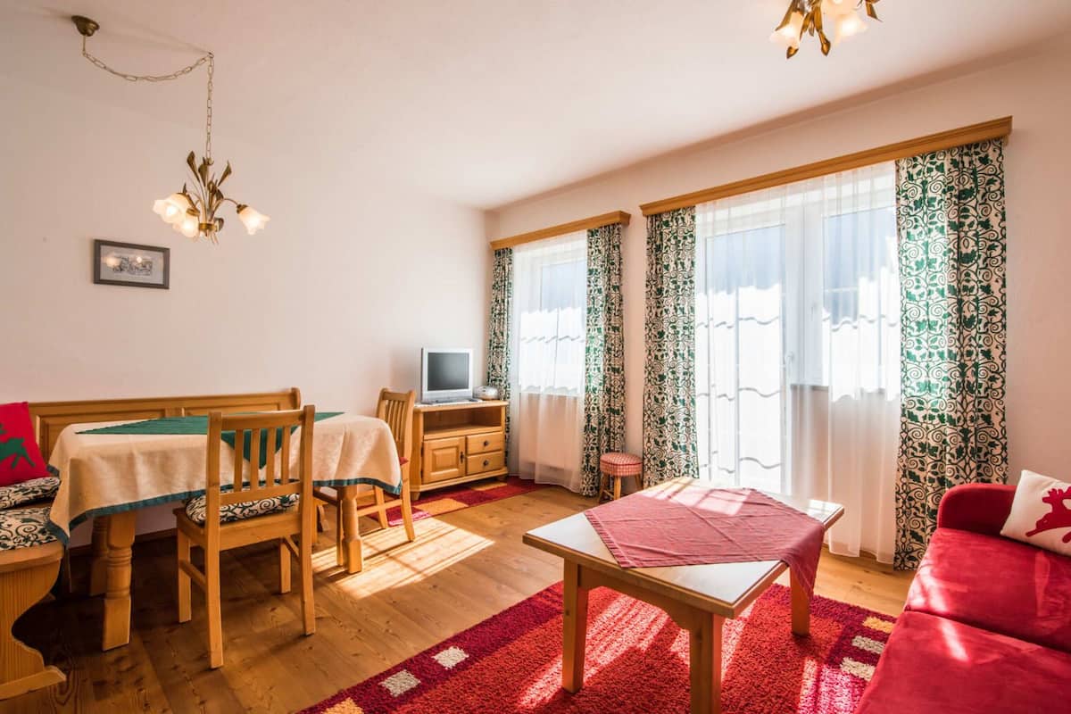 Apartment ("Sunnseitn" (Sunny Side)) | Living area | LED TV