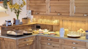 Bao gồm bữa sáng buffet hàng ngày 