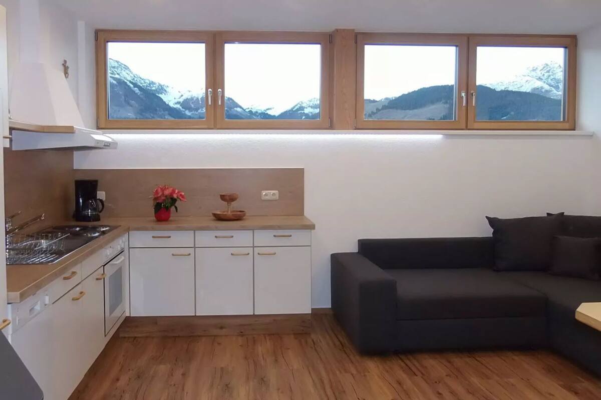 Apartamento (Spielberg) | Cozinha privada | Cafeteira/chaleira, geladeira, fogão, cooktop