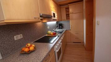Appartement (Appartement 3) | Cuisine privée | Grand réfrigérateur, micro-ondes, four, plaque de cuisson
