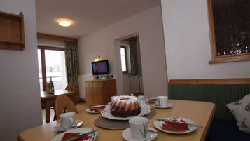 Apartment (TUSNA) | Essbereich im Zimmer