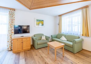 Suite Junior (Haupthaus) | Brankas, tirai kedap cahaya, dan kedap suara