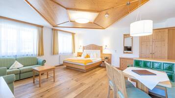 Junior-Suite (Haupthaus) | Zimmersafe, Verdunkelungsvorhänge, schallisolierte Zimmer, Babybetten