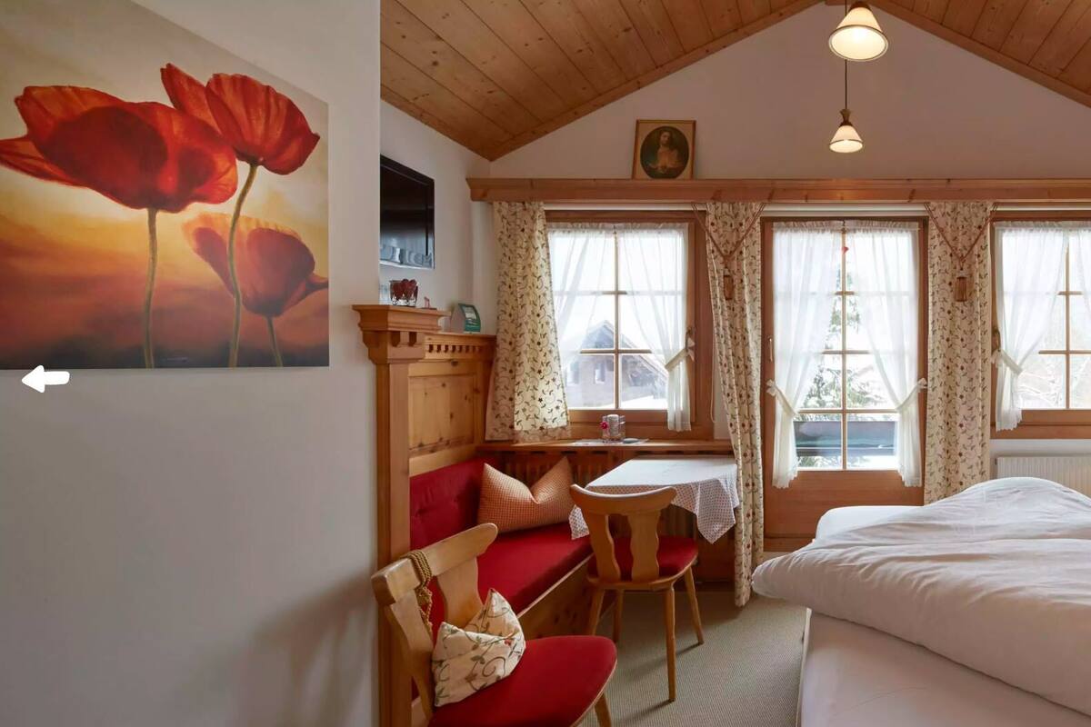 Kamar (Cosy, radiating a sense of well-being) | Tempat tidur bayi gratis, Wi-Fi gratis, dan seprai linen