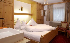 Room (Cosy, radiating a sense of well-being) | Free cots/infant beds, free WiFi, bed sheets - Gintherhof Bauernhof (Ehenbichl)