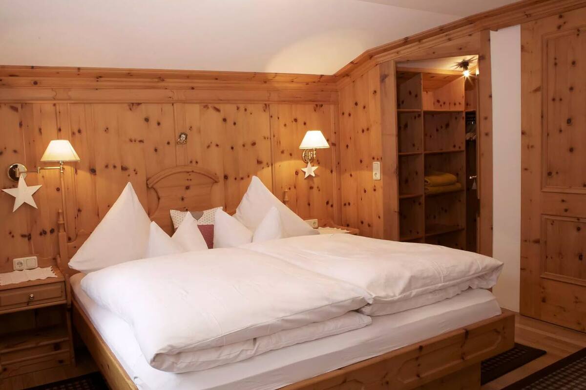 Suite (Zirbensuite) | Tempat tidur bayi gratis, Wi-Fi gratis, dan seprai linen