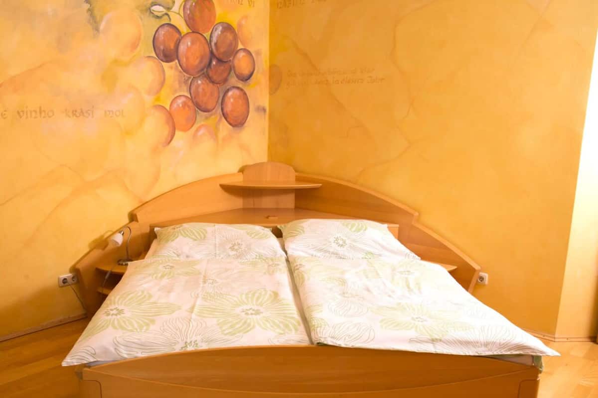 Free WiFi, bed sheets