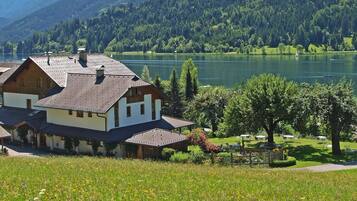 Habitación doble, balcón, vista al lago | Vista frontal de la propiedad