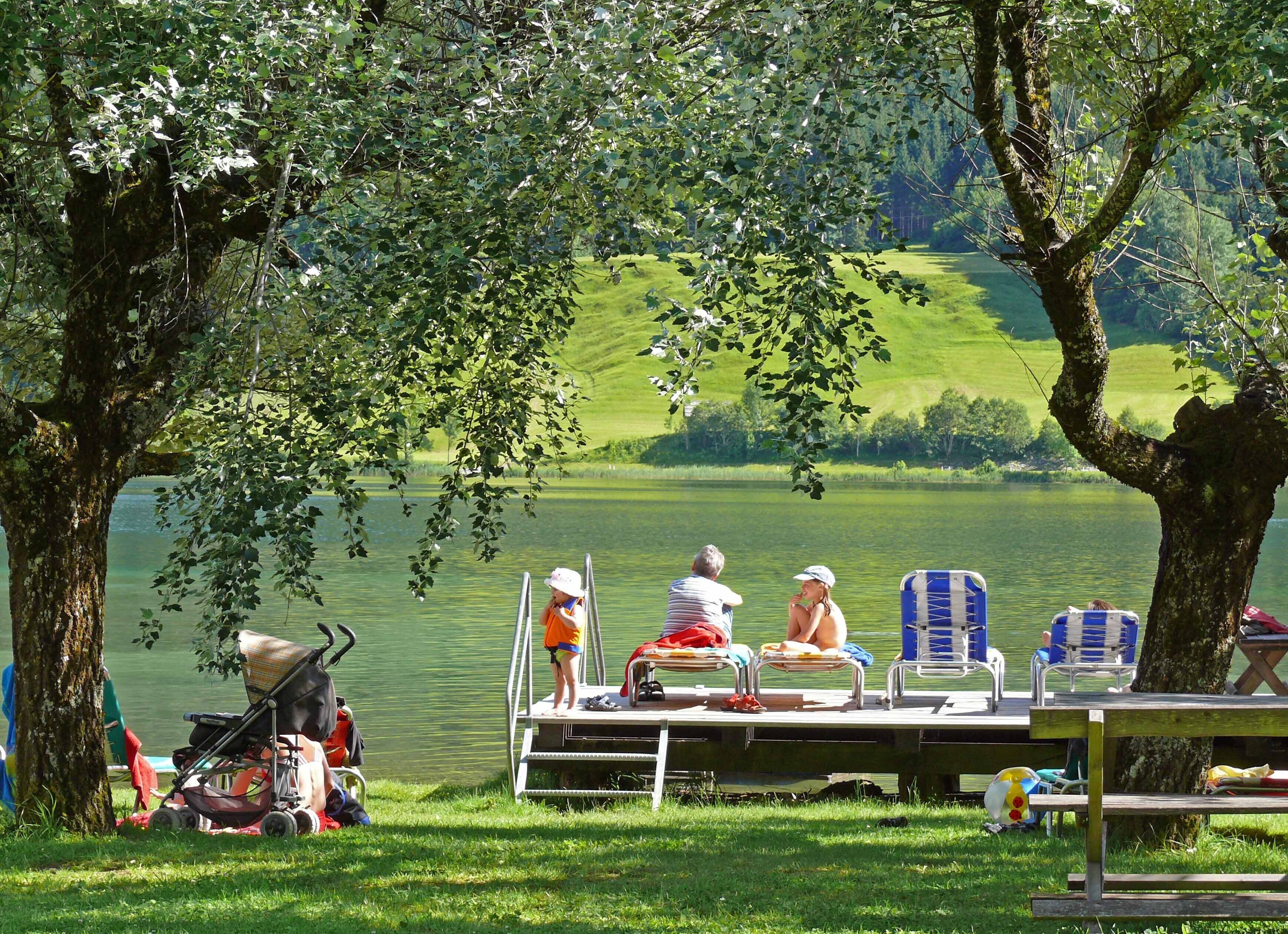 Privatstrand, schwarzer Sandstrand, Liegestühle