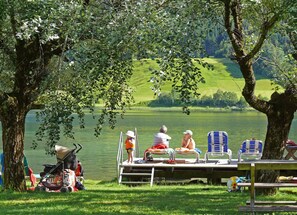 Private beach, black sand, sun loungers - Ferienhof Obergasser & Pension Bergblick (Weissensee)