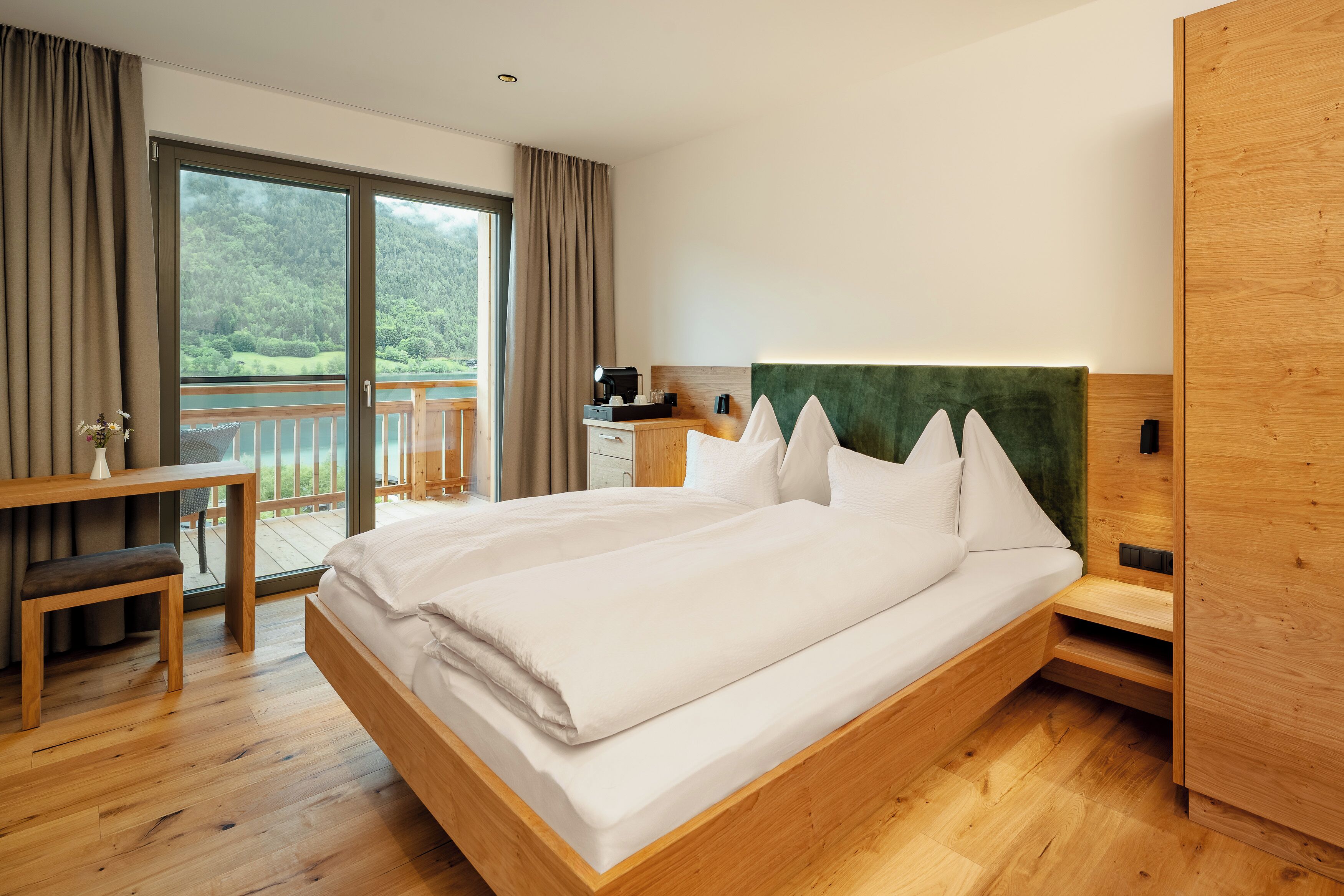 Comfort Room, Balcony, Lake View | Premium bedding, down comforters, in-room safe, individually decorated