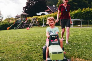 Children's play area - outdoor - Ferienhof Obergasser & Pension Bergblick (Weissensee)