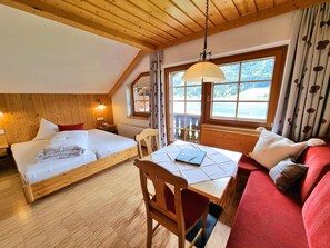 Studio, 1 slaapkamer, balkon, uitzicht op meer (incl. Cleaning fee) | Luxe beddengoed, donsdekens, een kluis op de kamer