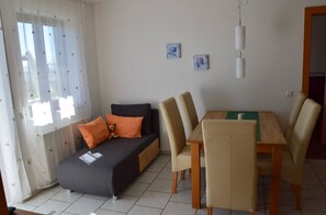 80-Zoll-Flachbildfernseher mit Satellitenempfang, Fernseher