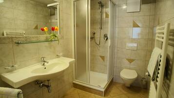 Apartment, 2 Schlafzimmer, Balkon | Badezimmer | Dusche, Handtücher