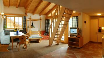 Apartment, 2 Schlafzimmer, Terrasse | Wohnzimmer | Flachbildfernseher, Tischtennisplatte, Kinderspielzeug, Bücher