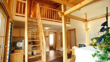 Apartment, 2 Schlafzimmer, Terrasse | Wohnbereich | Flachbildfernseher, Tischtennisplatte, Kinderspielzeug, Bücher