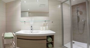 Deluxe Apartment, 1 Bedroom, Mountain View, Garden Area | Bathroom - Landhaus Zangerl (Landeck)
